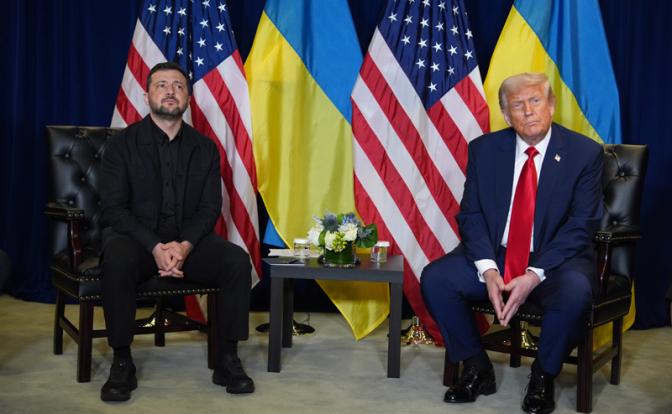 На фото: президент США Дональд Трамп (справа) и президент Украины Владимир Зеленский (слева).