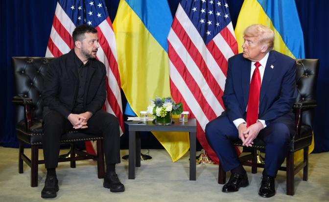 На фото: президент США Дональд Трамп (справа) и президент Украины Владимир Зеленский (слева) во время встречи на Неделе высокого уровня 80-й сессии Генеральной Ассамблеи ООН