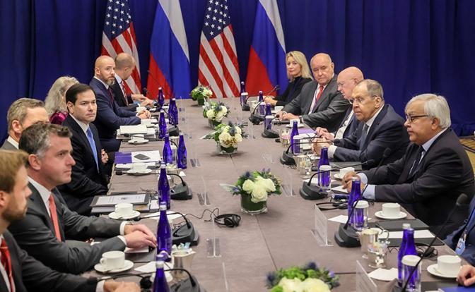 На фото: министр иностранных дел РФ Сергей Лавров (второй справа) и госсекретарь США Марко Рубио (четвертый слева) во время встречи в штаб-квартире ООН