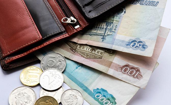 Три месяца без зарплаты: Санкции ЕС и США все-таки ударили - по простым работникам