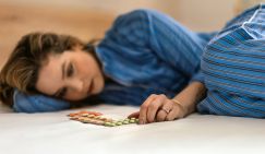 Депрессия водкой не лечится, постановлением правительства - тем более