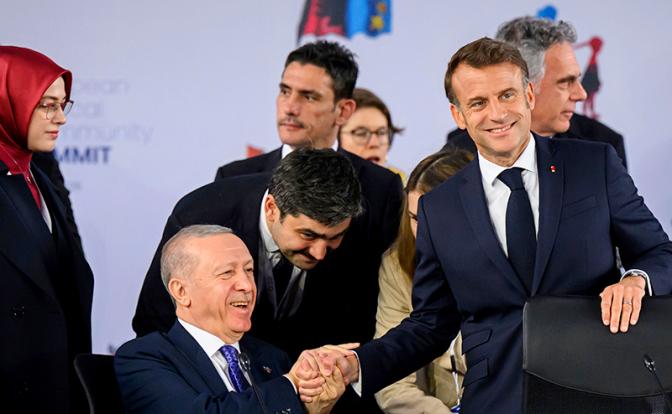 На фото: президент Турции Реджеп Тайип Эрдоган (слева) и президент Франции Эммануэль Макрон (справа).