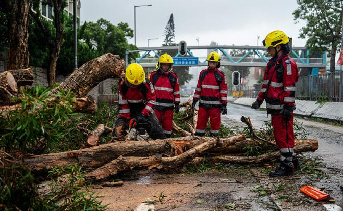 На фото: последствия тайфуна "Рагаса" в Гонконге