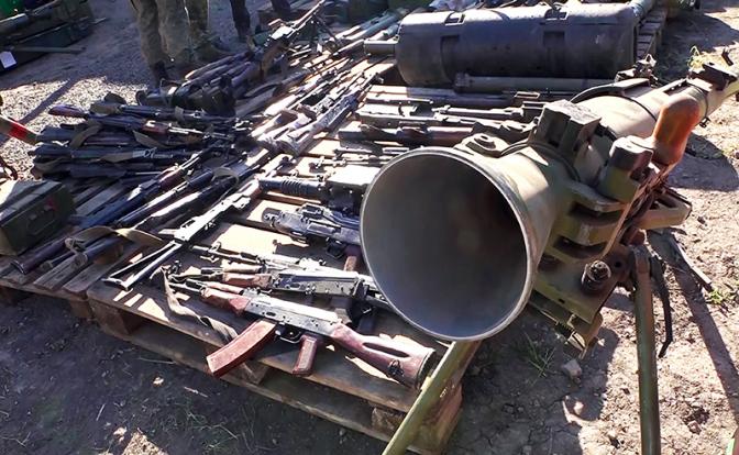 На фото: трофейное оружие, оставленное подразделениями ВСУ