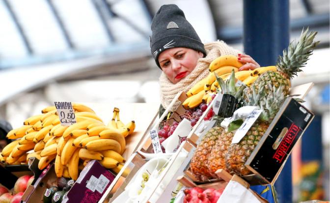 На фото: продукты, которые могут помочь снизить кортизол, богаты полифенолами, например, зеленый чай, темный шоколад, а также фрукты, такие как бананы, цитрусовые и цельные зерна.