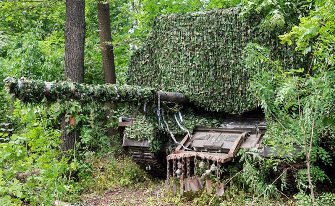 На фото: танк «Царь-мангал» с маскировочной сетью в зоне специальной военной операциb/