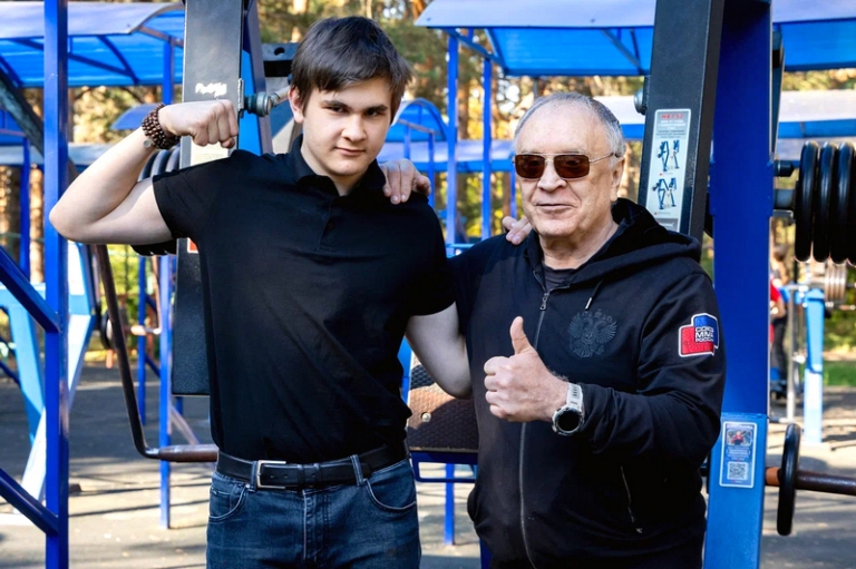 На фото: Василий Филичкин с дедом Владимиром.