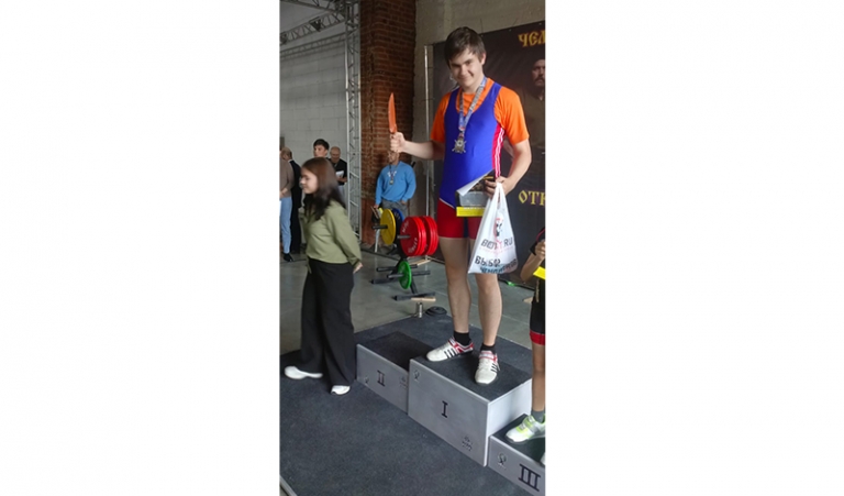 На фото: Василий Филичкин на пьедестале почета.