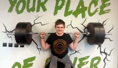 «Хочу в книгу Гиннесса»: 14-летний спортсмен уже побил рекорды России, Азии и Европы по пауэрлифтингу