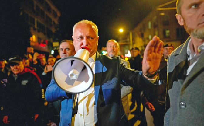 На фото: бывший президент Молдавии и лидер Партии социалистов Игорь Додон на акции оппозиционного Патриотического блока против фальсификации парламентских выборов у здания Центральной избирательной комиссии (ЦИК).