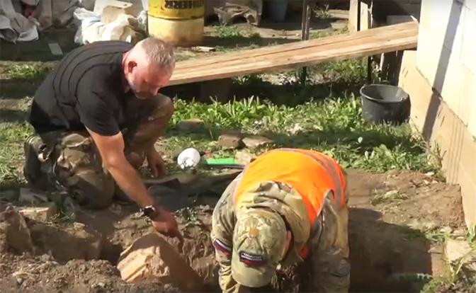 100-летние "призраки" хозяйничали во дворе: житель Оренбуржья откопал надгробье супругов-купцов