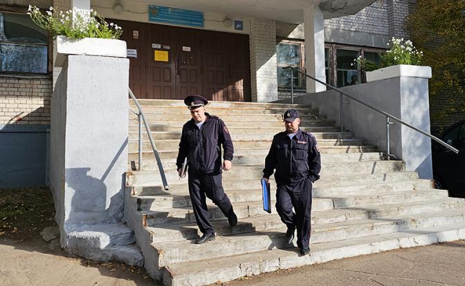 На фото: сотрудники правоохранительных органов у здания архангельского техникума строительства и городского хозяйства.