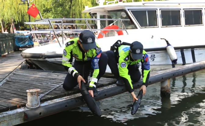 На фото: бюро общественной безопасности живописного района Западного озера представило новейшую передовую технологию: «рыбу», способную находить в воде телефоны и кошельки.