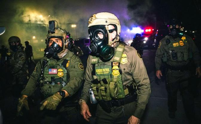 На фото: главный патрульный агент Грег Бовино и военизированные агенты Иммиграционной и таможенной полиции США (ICE), также известные как ICE, применяют силу для подавления протестующих и проведения арестов.