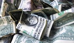 Курс доллара продолжает падать, несмотря на действия крупных экспортеров