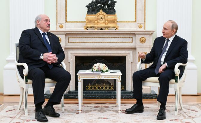 На фото: президент РФ Владимир Путин и президент Белоруссии Александр Лукашенко (справа налево) во время встречи