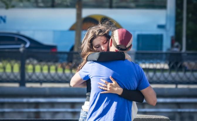 Психолог рассказал, как объятия влияют на жизнь человека