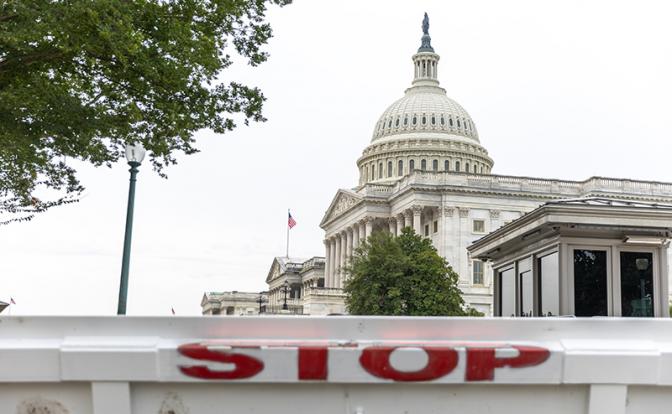 В США – паралич власти. Правительство распущено, Украина по боку, Трамп доказывает профпригодность