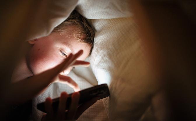 Врач объяснил, чем грозят ночные посиделки в телефоне