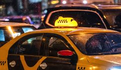 Такси катят в прошлое. Минпромторг сделал ставку на бомбил