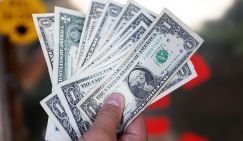 Доллар по осени покупают: эксперт назвал курс рубля в октябре