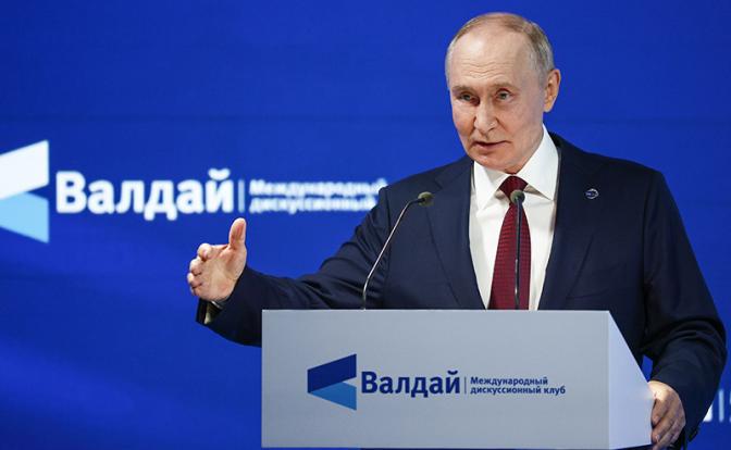 На фото: президент РФ Владимир Путин во время пленарной сессии "Полицентричный мир: инструкция по применению" в рамках XXII Ежегодного заседания Международного дискуссионного клуба "Валдай"