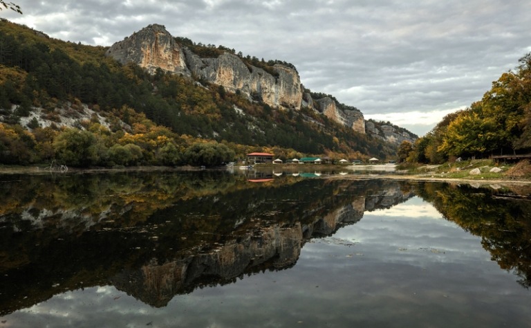 На фото: Мангупское озеро у подножия пещерного города-крепости Мангуп-кале в Бахчисарайском районе, Республика Крым, Россия.