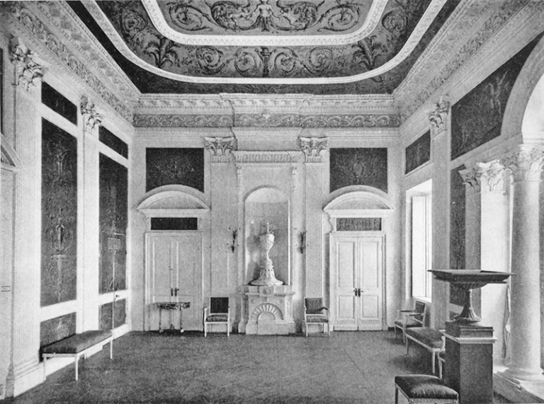 На фото: интерьеры здания.