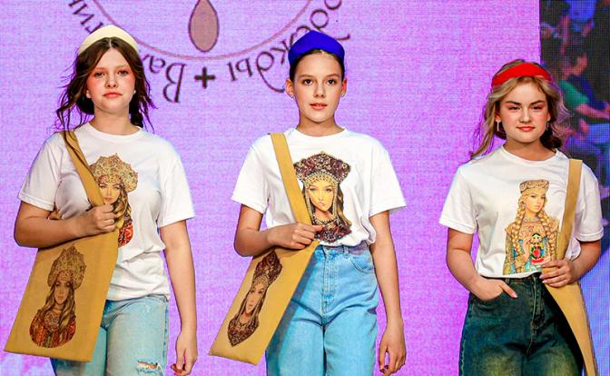 На фото: модели на подиуме во время демонстрации одежды и аксессуаров.