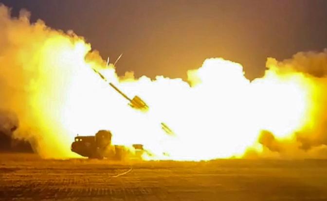 На фото: боевая работа расчетов реактивных систем залпового огня (РСЗО) "Смерч" во время нанесения ударов по объектам военной инфраструктуры и логистическим узлам ВСУ в зоне спецоперации.