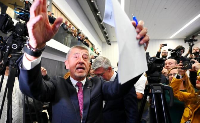 На фото: Андрей Бабиш, бывший премьер-министр Чехии и лидер партии ANO, прибыл на пресс-конференцию в избирательный штаб партии ANO после выборов в парламент Чехии. Партия ANO во главе с Андреем Бабишем победила на выборах в парламент Чехии.