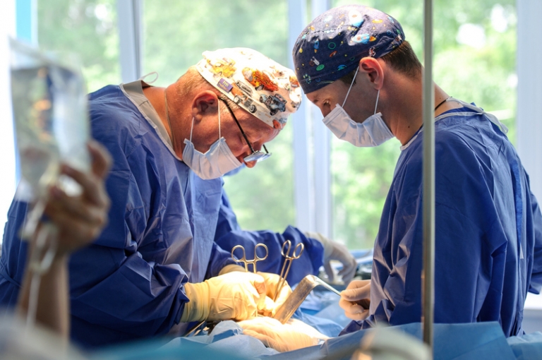 На фото: во время операции в отделении сосудистой хирургии. 