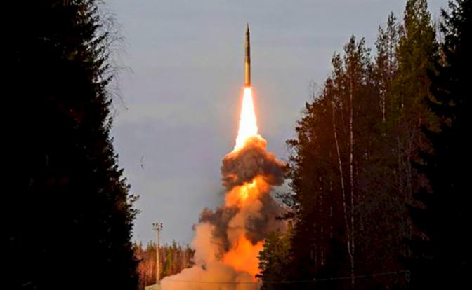 На фото: запуск ракеты из шахтной пусковой установки.