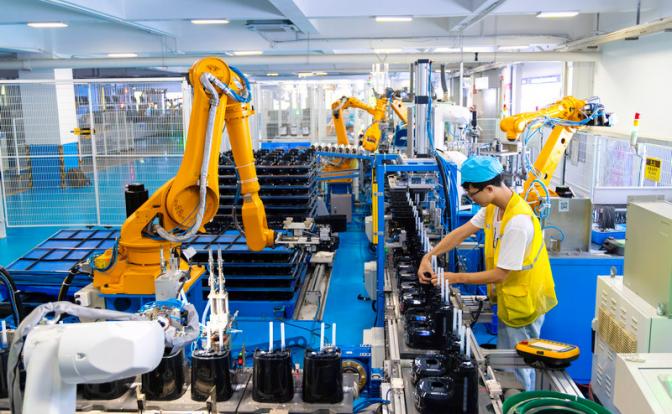 На фото: сотрудник работает на линии по производству кофемашин на заводе Xinbao Electric Appliances Holdings Co., Ltd., Фошань, провинция Гуандун, Китай.