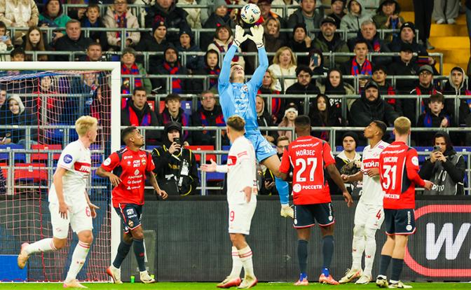 На фото:  Владислав Тороп (ЦСКА) (в центре) во время матча. Российская премьер-лига. Стадион "ВЭБ Арена". ЦСКА (Москва) - "Спартак" (Москва).