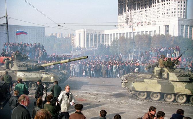 На фото: танки Таманской дивизии после штурма здания сторонниками главы российского государства в ходе противостояния Верховного Совета РФ и президента РФ Бориса Николаевича Ельцина, 1993 год.