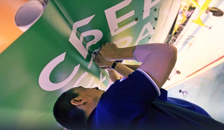 На фото: нанесение рекламы на корпус космического корабля.