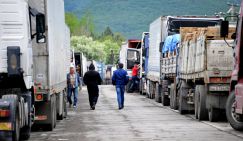 Коридор уткнулся в пробку: На границе Казахстана и России продолжают буксовать тысячи фур