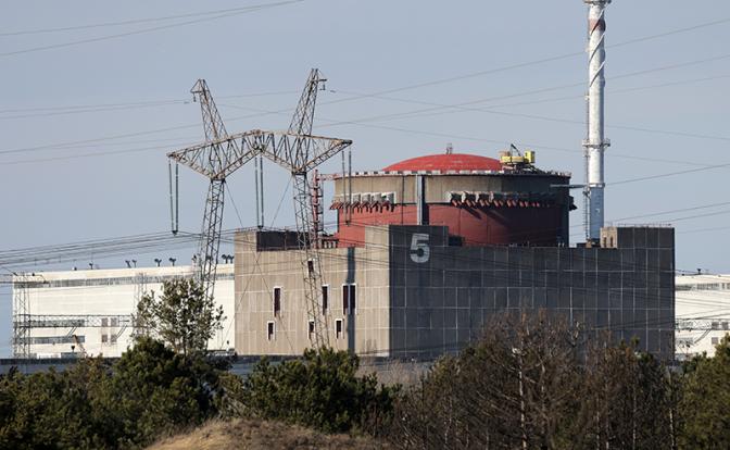 На фото: вид на Запорожскую атомную электростанцию