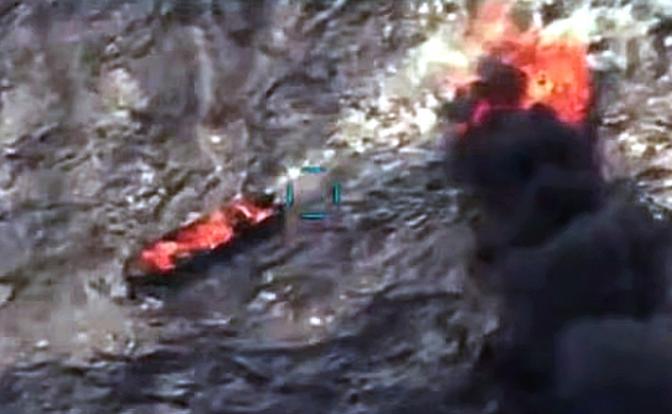 На фото: уничтожение судна наркоторговцев у побережья Венесуэлы.