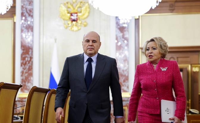 На фото: премьер-министр РФ Михаил Мишустин и спикер Совета Федерации РФ Валентина Матвиенко перед встречей с членами Совета палаты Совета федерации Федерального собрания.