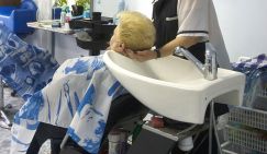 Россиян предупредили о смертельной опасности мытья головы в салоне красоты