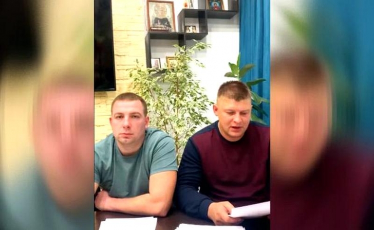 На фото: Дмитрий Алексеев и Андрей Собакинских, работники Волчанского механического завода (филиал Уралвагонзавода), во время обращения к председателю СК Александру Бастрыкину. 