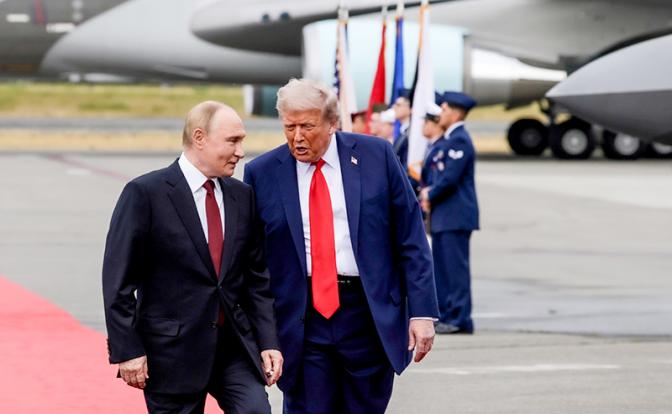 На фото (слева направо): президент России Владимир Путин и президент США Дональд Трамп (слева направо) во время встречи на территории международного аэропорта Анкоридж имени Теда Стивенса.