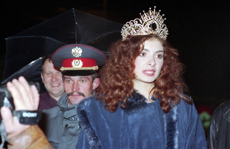 На фото: 17-летняя победительница конкурса "Краса России" Елена Базина предлагает посреднические услуги на переговорах с террористом, захватившим автобус с заложниками на Васильевском спуске, 1995 год.