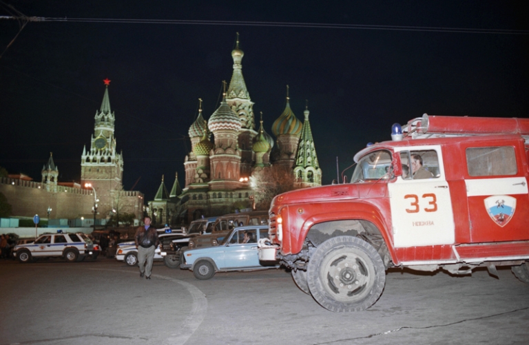 На фото: место происшествия на Красной площади, где террористом был захвачен автобус с южнокорейскими студентами, 1995 год.