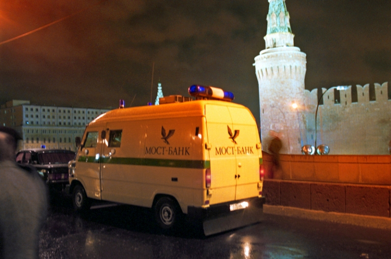 На фото: микроавтобус "Мост-банка" с деньгами за выкуп южнокорейских заложников, удерживаемых в автобусе на Большом Каменном мосту, 1995 год.