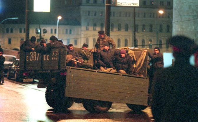 На фото: на Красной площади группа "Альфа" отправляется на захват террориста, который взял в заложники автобус с южнокорейскими студентами, 1995 год.