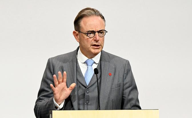 На фото: премьер-министр Бельгии Барт де Вевер.