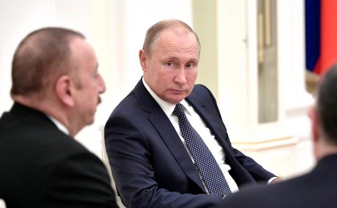 На фото: президент России Владимир Путин и президент Азербайджана Ильхам Алиев (слева) на встрече.